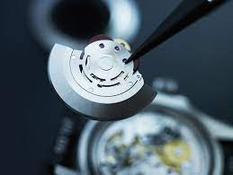 Phải mất khoảng một năm để tạo ra một chiếc đồng hồ Rolex, từ khi bắt đầu tạo hình các bộ phận của vỏ cho đến kiểm tra độ chính xác của chiếc đồng hồ. Ảnh: The Rake