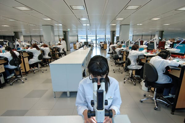 Rolex không chỉ có một mà có nhiều loại phòng thí nghiệm khoa học chuyên nghiệp tại nhiều cơ sở khác nhau. Các phòng thí nghiệm này không chỉ nghiên cứu đồng hồ mới mà còn nghiên cứu các kỹ thuật sản xuất hiệu quả và năng suất hơn. Ảnh: Gulf Business