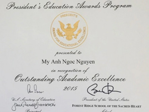 Giải thưởng "Honors Award for Diligence" Mỹ Anh nhận được là giải thưởng dành cho học sinh luôn nỗ lực không ngừng, đóng góp ý kiến trong học tập và biết tự lập.