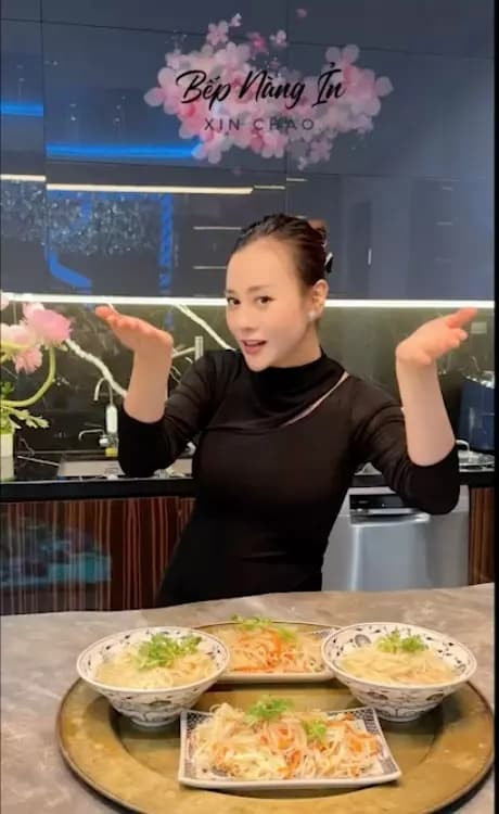 Kể từ khi kết hôn và có em bé, Phương Oanh dành nhiều thời gian chăm sóc gia đình, nhà cửa. Nhờ vậy, khán giả được biết nhiều hơn về căn nhà của vợ chồng Shark Bình - Phương Oanh.