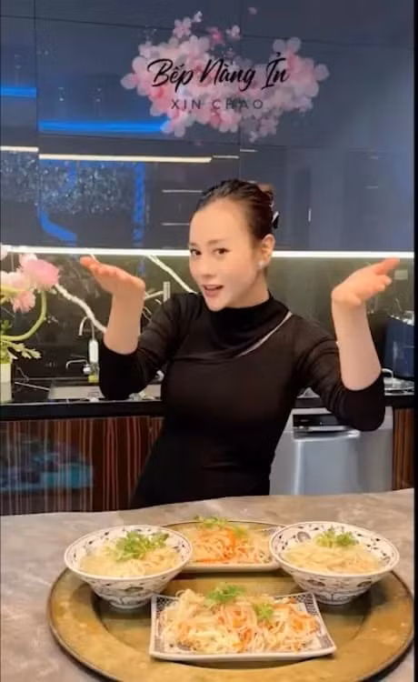 Kể từ khi kết hôn và có em bé, Phương Oanh dành nhiều thời gian chăm sóc gia đình, nhà cửa. Nhờ vậy, khán giả được biết nhiều hơn về căn nhà của vợ chồng Shark Bình - Phương Oanh.