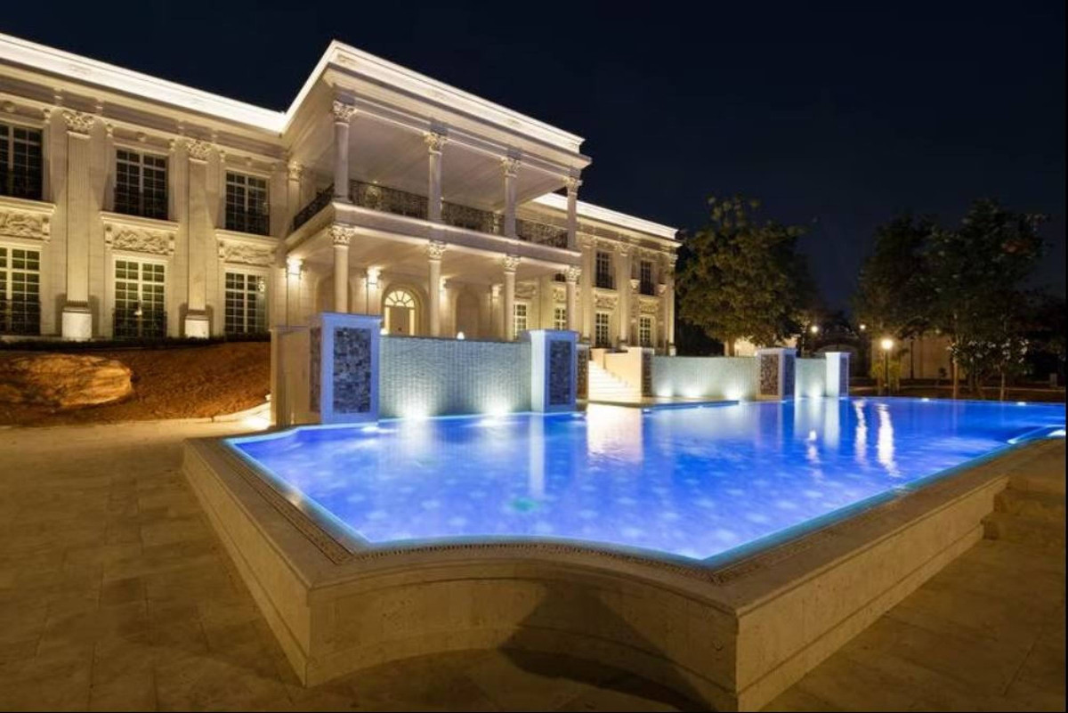 Theo Công ty môi giới Luxhabitat Sotheby's International Realty, công trình nằm trong khu đất vàng Emirates Hills, Dubai, Các tiểu vương quốc Ả rập thống nhất.