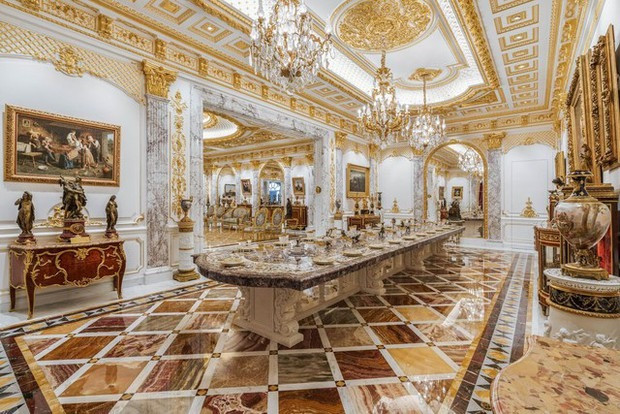 Chiếc bàn ăn bằng pha lê và đá quý tùy chỉnh là trái tim của ngôi nhà.