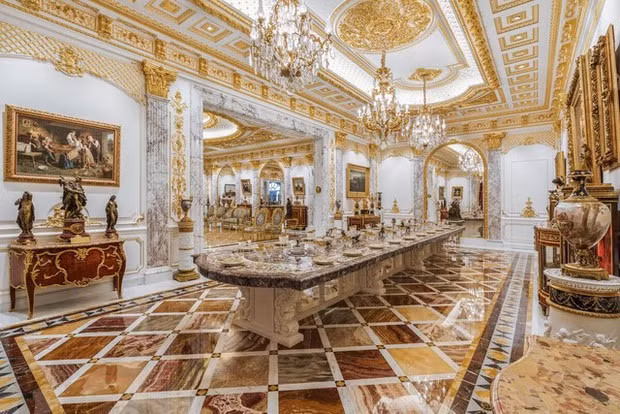 Chiếc bàn ăn bằng pha lê và đá quý tùy chỉnh là trái tim của ngôi nhà.