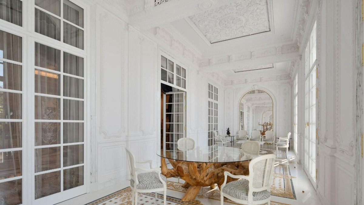 Hai mái vòm phong cách Paris được chạm khắc bằng tay do 17 nghệ nhân người Pháp hoàn thành.