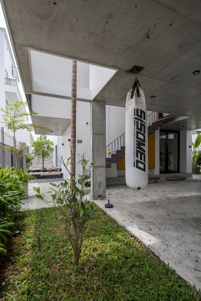 Kiến trúc sư mong muốn tạo nên một ngôi nhà đơn giản đến từng chi tiết, tối giản trong vật liệu sử dụng và bền bỉ theo thời gian, thích ứng với khí hậu khắc nghiệt của miền Trung Việt Nam.