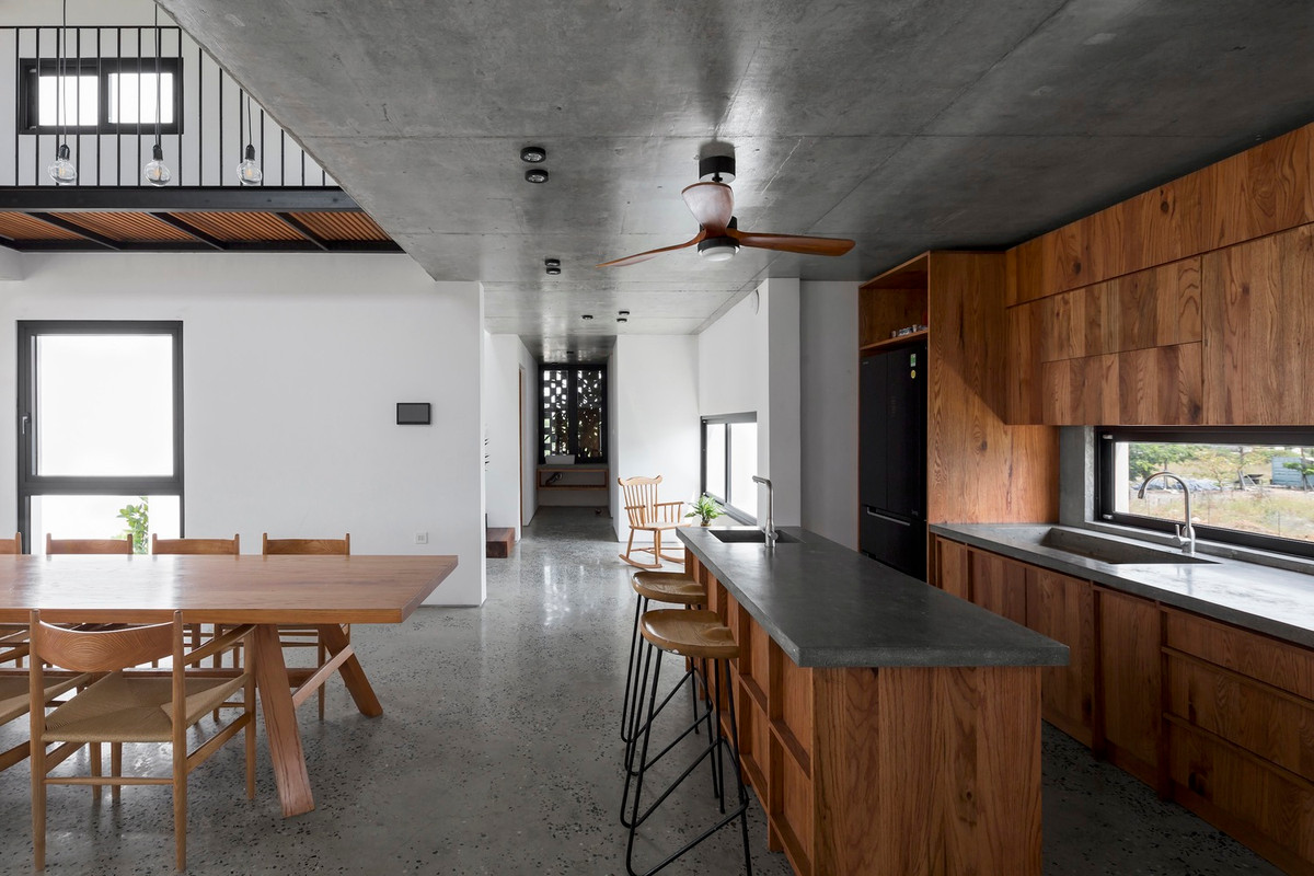 Chất liệu nội thất đồng nhất với ngoại thất và được kết hợp với chất liệu chính là gỗ tự nhiên tạo nên cảm giác mộc mạc và bền vững cho ngôi nhà nhiệt đới.