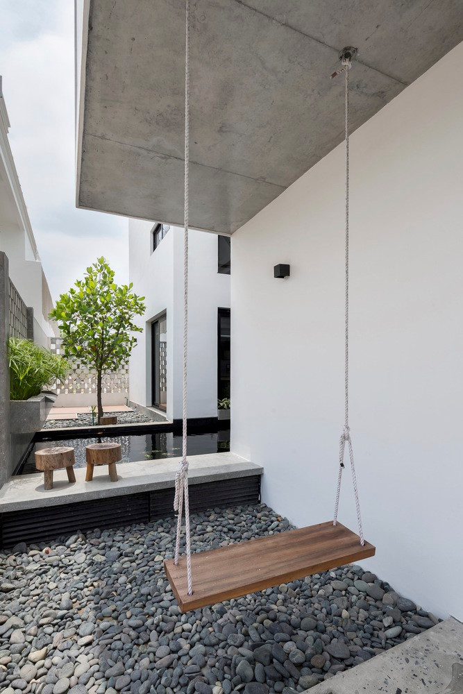 Giữa các khối chính là mặt nước, cây xanh và giao thông theo chiều dọc tạo nên những không gian mở và khép kín để đón gió tốt hơn.