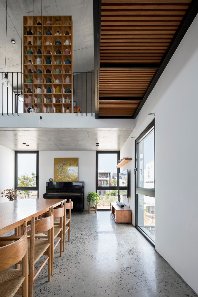 Toàn bộ không gian tầng 1 được sử dụng làm văn phòng làm việc với lối đi riêng biệt không phụ thuộc vào sinh hoạt của gia đình ở các tầng trên.