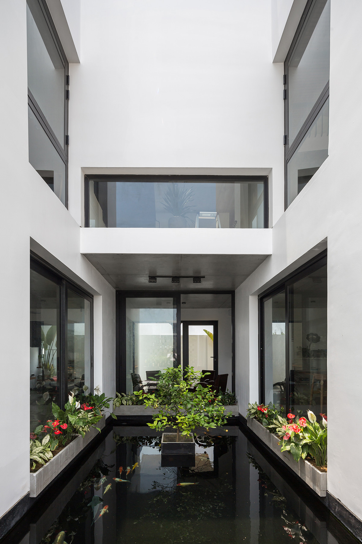 Ao giữa hai dãy nhà tạo cảnh quan đồng thời làm mát không khí trong những ngày nắng nóng.