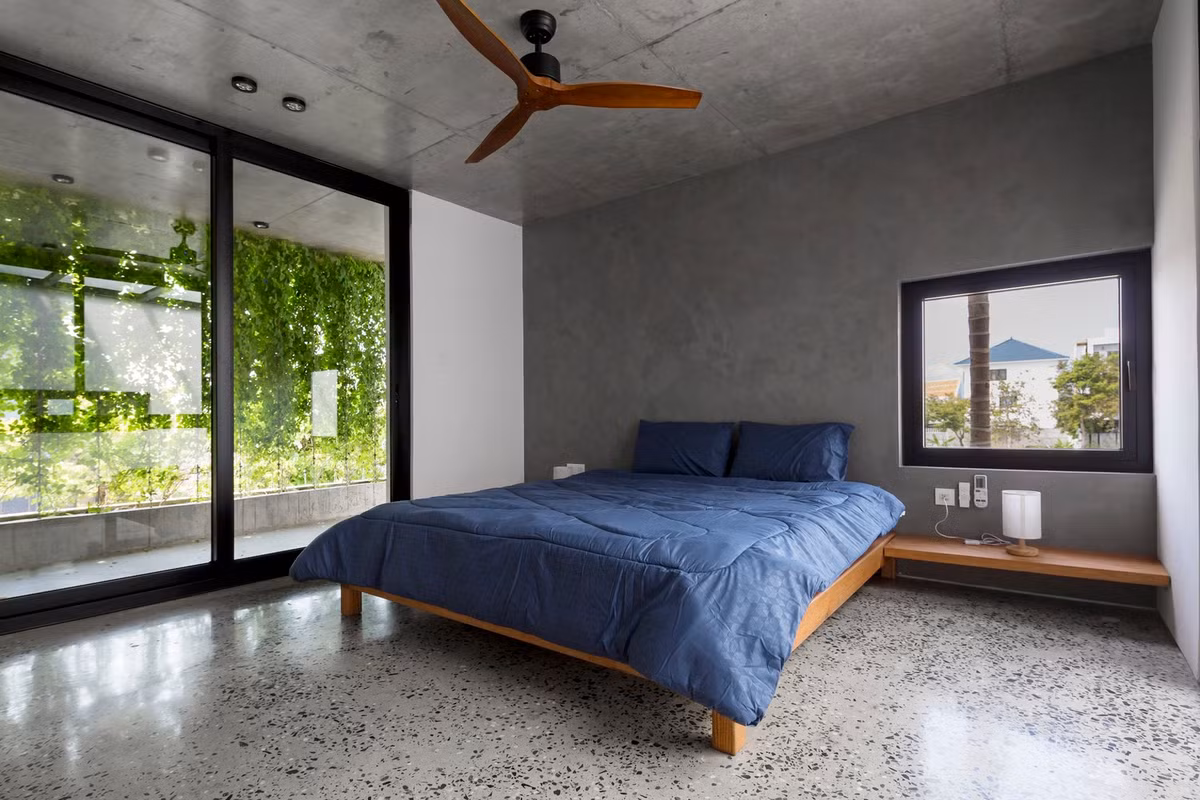 Phòng ngủ master xanh mát như có thiên nhiên lùa vào qua những cánh cửa lớn. Nguồn ảnh: Hoàng Lê