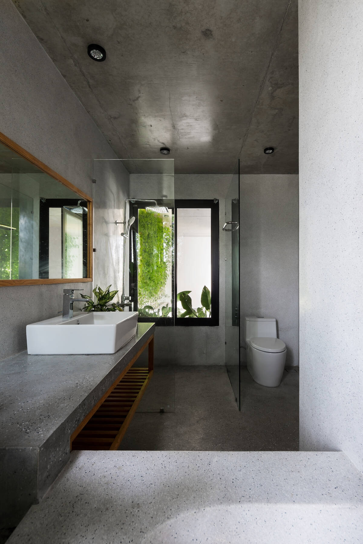 Bê tông, đá mài và gỗ tự nhiên giúp công trình bền bỉ với thời gian.