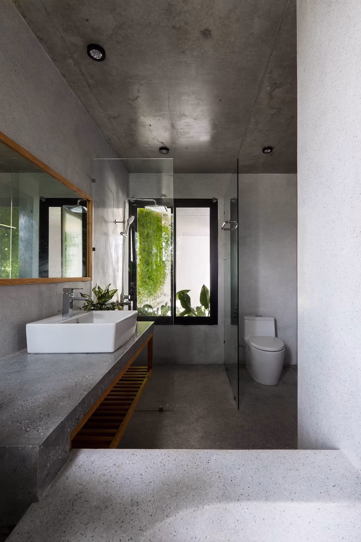 Bê tông, đá mài và gỗ tự nhiên giúp công trình bền bỉ với thời gian.