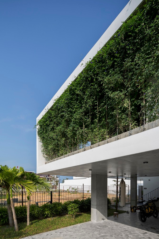 Bố cục của căn nhà được hình thành từ 3 khối chính dọc theo chiều dài khu đất, lùi ra xa khu vực xung quanh để chủ động về mặt thông gió, chiếu sáng mà không phụ thuộc vào mật độ xây dựng của các công trình xung quanh.