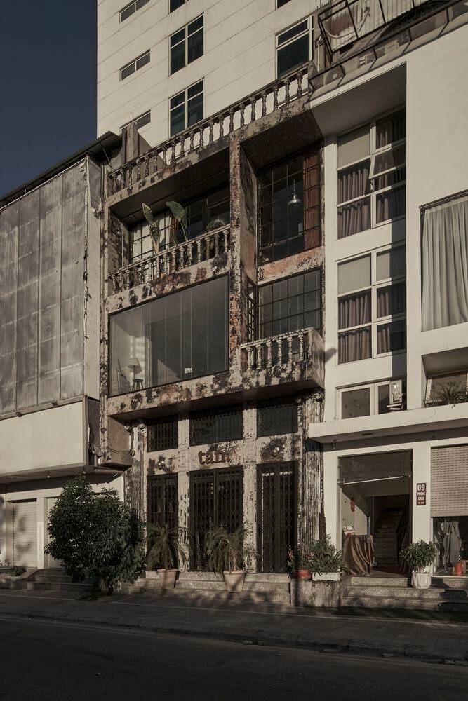 Trên diện tích sàn 300m2, căn nhà gồm 3 tầng. Tầng 1 là khu vực để xe và kho. Tầng 2 có studio làm việc của gia chủ.