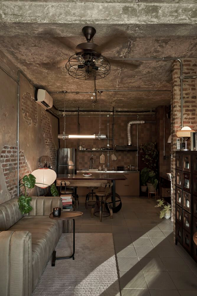 Lấy cảm hứng thiết kế từ cuốn tiểu thuyết "Ở quán cà phê của tuổi trẻ lạc lối" (Dans le café de la jeunesse perdue) của Patrick Modiano, kiến trúc sư đem đến không gian kiến trúc Industrial Loft (nhà xưởng công nghiệp) cho Le Condé.