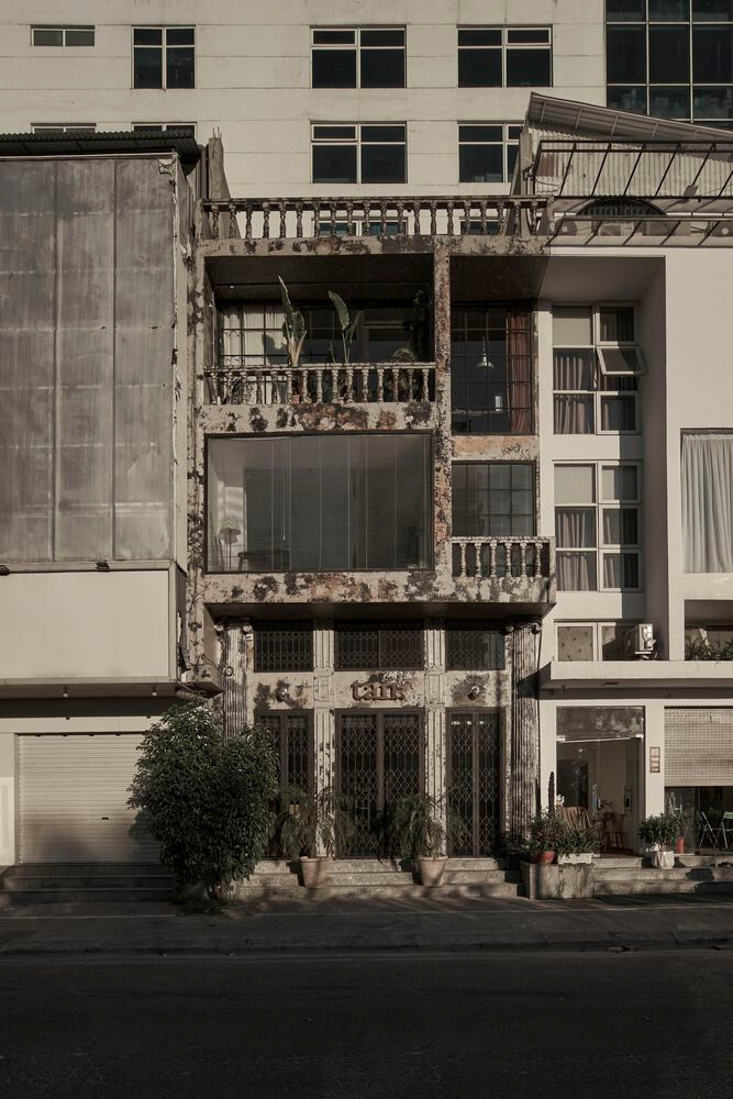 Ẩn mình trong một dãy nhà phố được xây dựng cách đây khoảng hai thập kỷ, Le Condé - ngôi nhà ở Huế, mang dấu vết của thời gian, đặt ra thách thức lớn với đội ngũ thiết kế vì không được can thiệp quá nhiều vào kết cấu, tránh ảnh hưởng đến các công trình xung quanh.