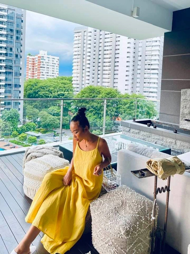 Nữ ca sĩ đặt chiếc sofa lớn ngoài ban công để làm góc "chill". Nguồn ảnh: FBNV, YouTube NV