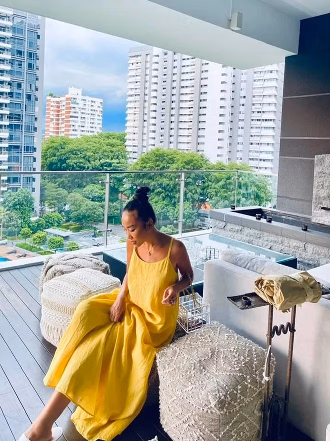 Nữ ca sĩ đặt chiếc sofa lớn ngoài ban công để làm góc "chill". Nguồn ảnh: FBNV, YouTube NV