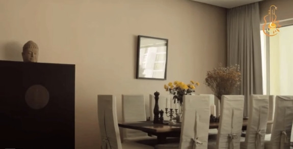 Phòng khách, bếp và bàn ăn thông nhau và được bố trí chung trong gian đầu của nhà.