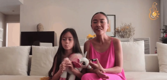 Gia đình nữ ca sĩ đang sinh sống ở Singapore. Trên kênh YouTube, Đoan Trang nhiều lần hé lộ không gian sống thu hút sự chú ý của khán giả.