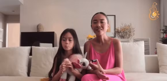 Gia đình nữ ca sĩ đang sinh sống ở Singapore. Trên kênh YouTube, Đoan Trang nhiều lần hé lộ không gian sống thu hút sự chú ý của khán giả.