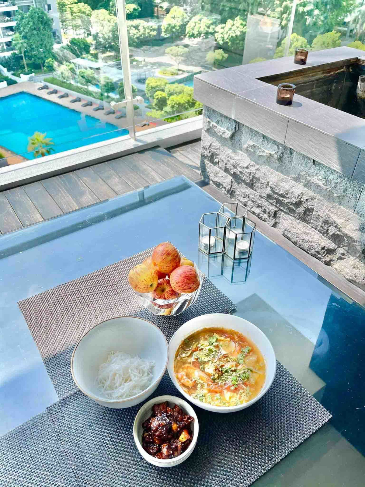 Ban công với view bể bơi là không gian lý tưởng để ngồi thư giãn, đọc sách hay làm việc.