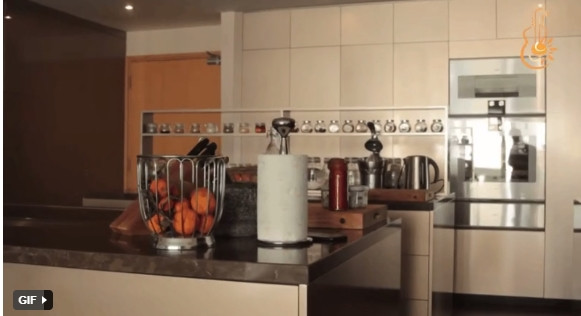 Bếp là không gian Đoan Trang cực kỳ tâm đắc với thiết kế hiện đại.