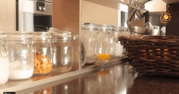 Từng góc bếp được sắp xếp tỉ mỉ. Các thiết bị sử dụng đều được chọn lọc về thương hiệu lẫn thiết kế.