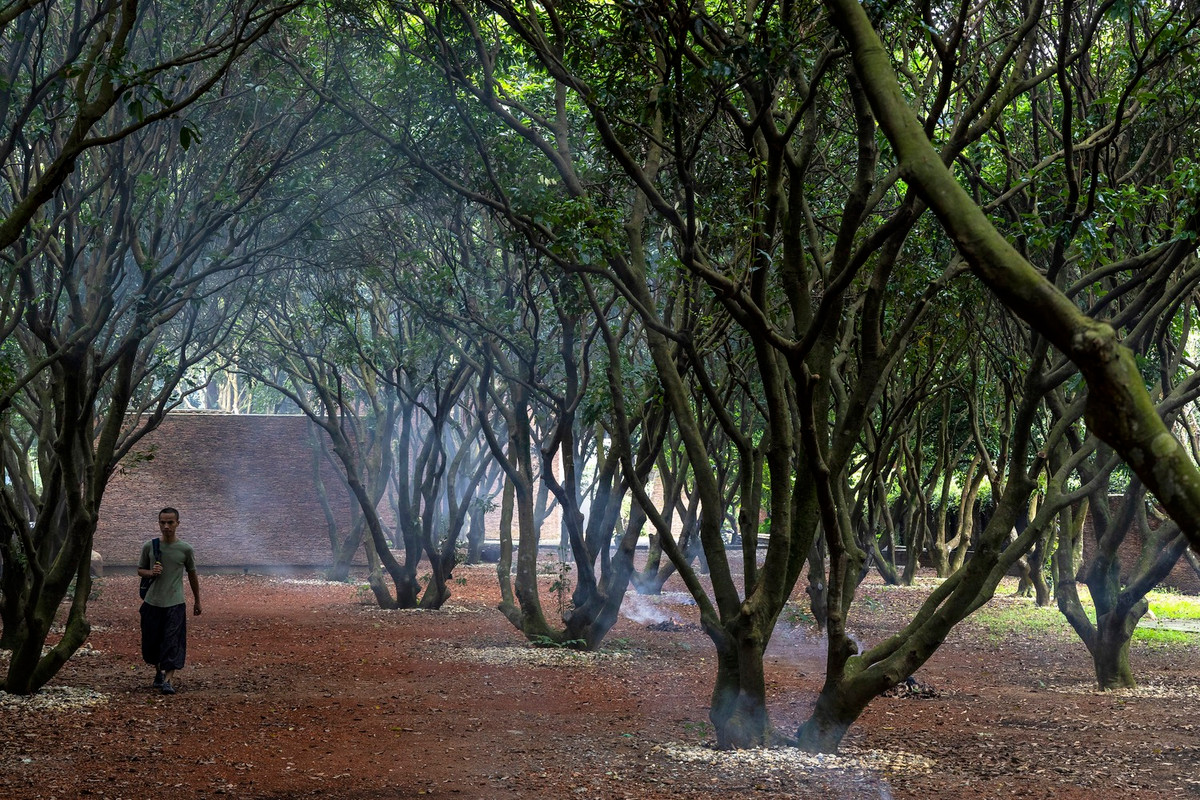 Tọa lạc tại một ngôi làng cổ kính gần Hà Nội, bảo tàng trải rộng trên diện tích 5.000 m2 giữa một vườn cây ăn quả 50 năm tuổi, bao gồm cây ăn quả và cây cảnh.