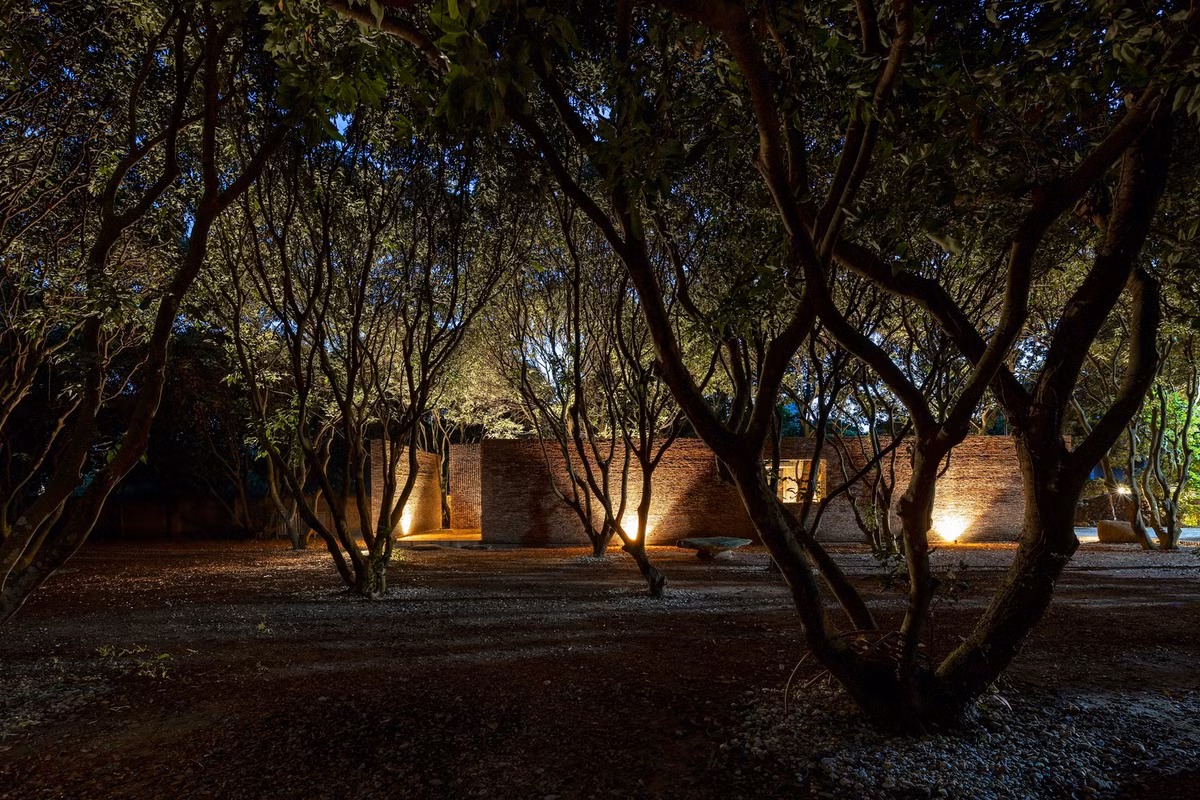 Thiết kế tích hợp các khối chức năng mới làm chỗ ở, phòng trưng bày và nhà bếp xung quanh ngôi nhà cũ, hiện được dùng làm khu vực trưng bày hiện vật.