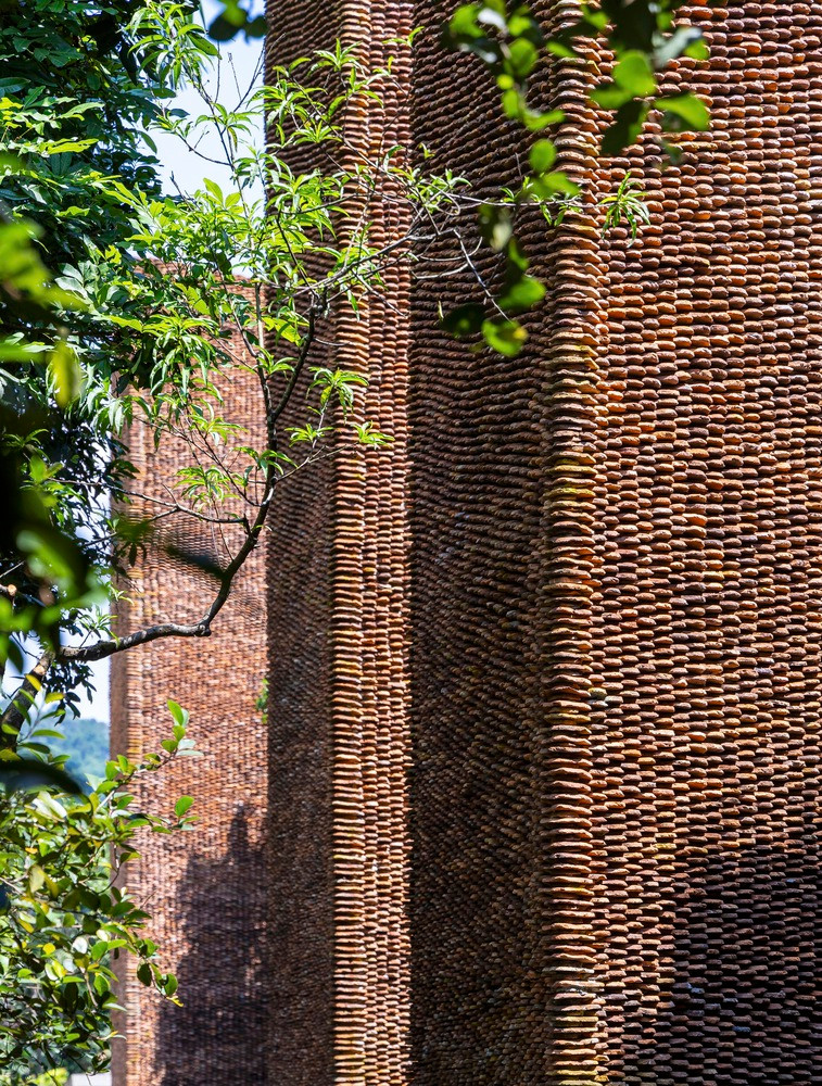 Ngói đất sét nung truyền thống sử dụng cho công trình của Xuân Hinh được thu thập từ những ngôi nhà lịch sử ở các vùng lân cận, thể hiện cho cam kết bảo tồn di sản kiến trúc trong bối cảnh đô thị hóa đang diễn ra mạnh mẽ.