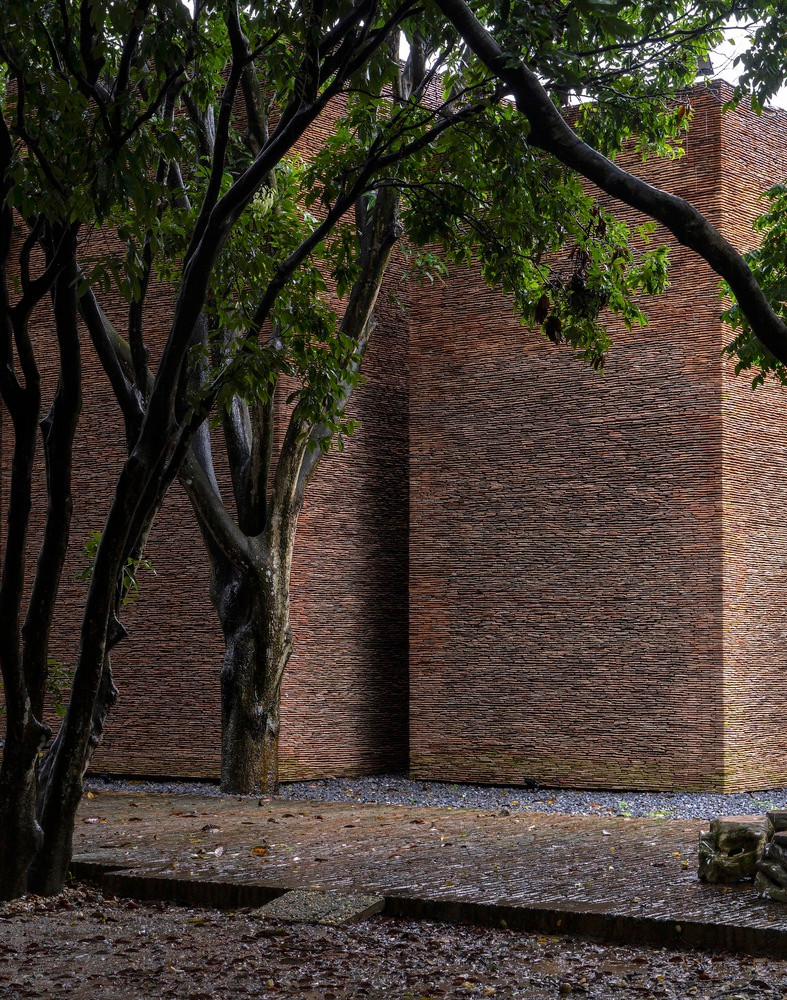 Không chỉ là một công trình kiến trúc với cách đưa vật liệu địa phương như ngói cổ vào thiết kế bảo tàng, cơ ngơi của Xuân Hinh còn tiếp nối các loại hình nghệ thuật truyền thống.