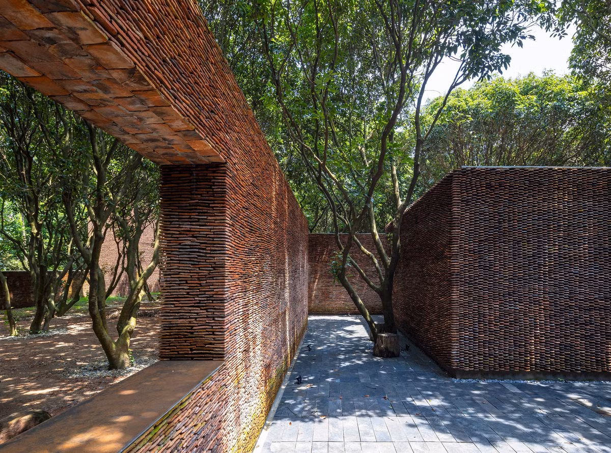 Nghệ sĩ Xuân Hinh tiết lộ, công trình được xây dựng từ 5 triệu viên ngói cổ và 1 triệu viên gạch thất cổ.