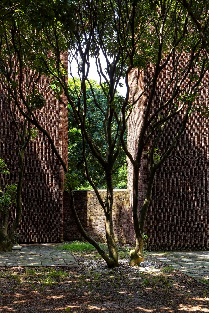 Việc sử dụng những viên ngói này bắt nguồn từ ký ức của người nghệ sĩ về những nghi lễ múa hầu đồng và bầu không khí linh thiêng được tạo ra bởi làn khói hương xuyên qua mái ngói của các ngôi chùa.