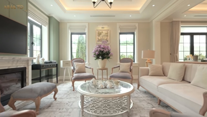 Không gian phòng khách thoáng đãng với nội thất gỗ chủ đạo.