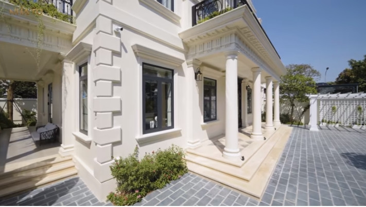 Toàn bộ khu đất có diện tích 550 m2 nhưng diện tích xây dựng chỉ chiếm 50%, mỗi sàn khoảng 220 m2.