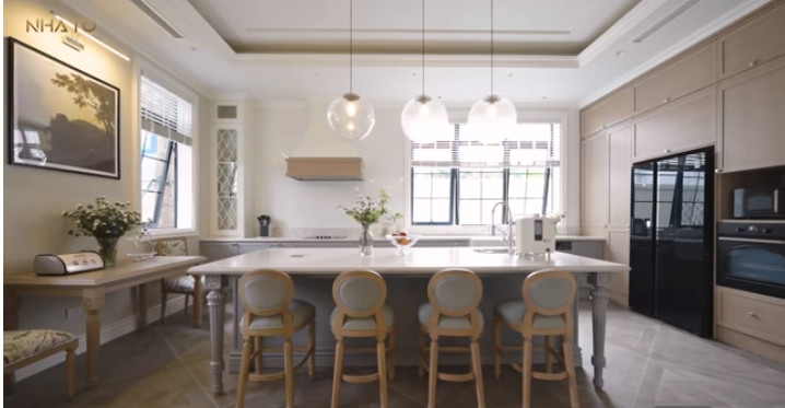 Phòng bếp giữ nguyên tông màu với toàn bộ căn nhà.