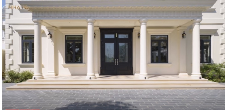 Căn biệt thự gồm 4 tầng, được thiết kế theo phong cách Georgian, tỉ mỉ đến từng chi tiết.