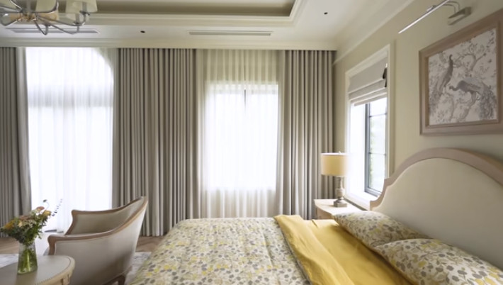 Phòng ngủ master trên tầng 2 có nhiều cửa sổ, vừa đảm bảo không gian mang tính cổ điển, vừa phù hợp với khí hậu Việt Nam.