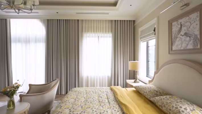 Phòng ngủ master trên tầng 2 có nhiều cửa sổ, vừa đảm bảo không gian mang tính cổ điển, vừa phù hợp với khí hậu Việt Nam.