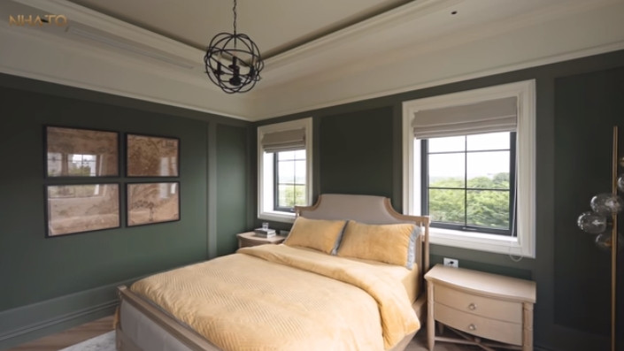 Tầng 3 là hai phòng ngủ cho con trai với gam màu xanh - vàng đối lập.