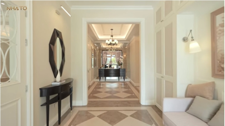 Bên trong căn nhà sử dụng gam màu nhẹ nhàng nhưng vẫn đảm bảo sự sang trọng.