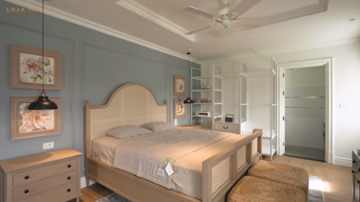 Trên tầng 4 còn có một phòng ngủ áp mái đơn giản, gọn gàng. Nguồn ảnh: chụp màn hình Nhato