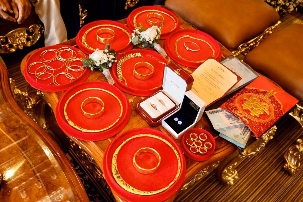 Cùng với của hồi môn hậu hĩnh, vị đại gia cũng công khai điều kiện đi kèm là con gái của ông bị câm. Chàng rể tương lai nếu đồng ý kết hôn sẽ phải chăm sóc con gái và hai người lớn tuổi. Ảnh minh hoạ