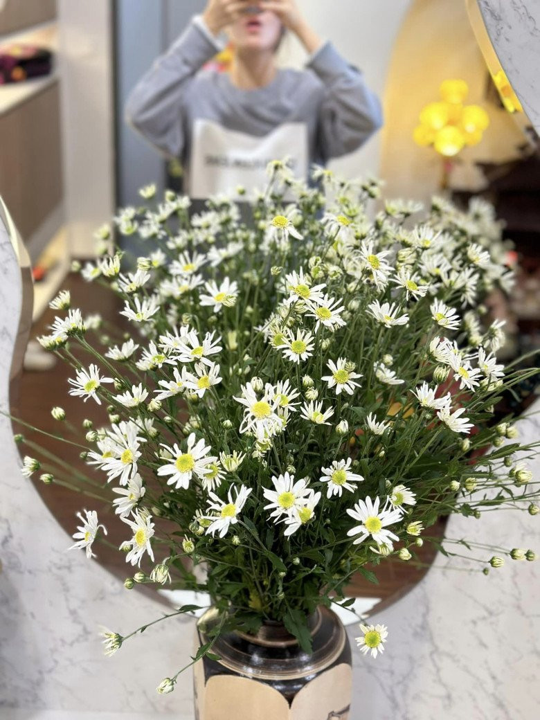 Kỳ Hân là người rất yêu hoa. Trước đó, Kỳ Hân chia sẻ không gian bên trong nhà được trang trí bằng cúc họa mi.