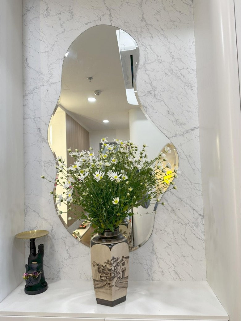 Bình cúc họa mi trắng kết hợp những món đồ decor bắt mắt giúp không gian sống đầy "nghệ thuật". Nguồn ảnh: FBNV