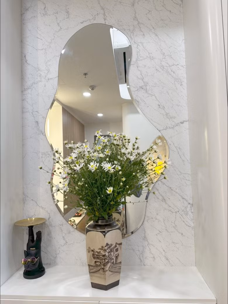 Bình cúc họa mi trắng kết hợp những món đồ decor bắt mắt giúp không gian sống đầy "nghệ thuật". Nguồn ảnh: FBNV