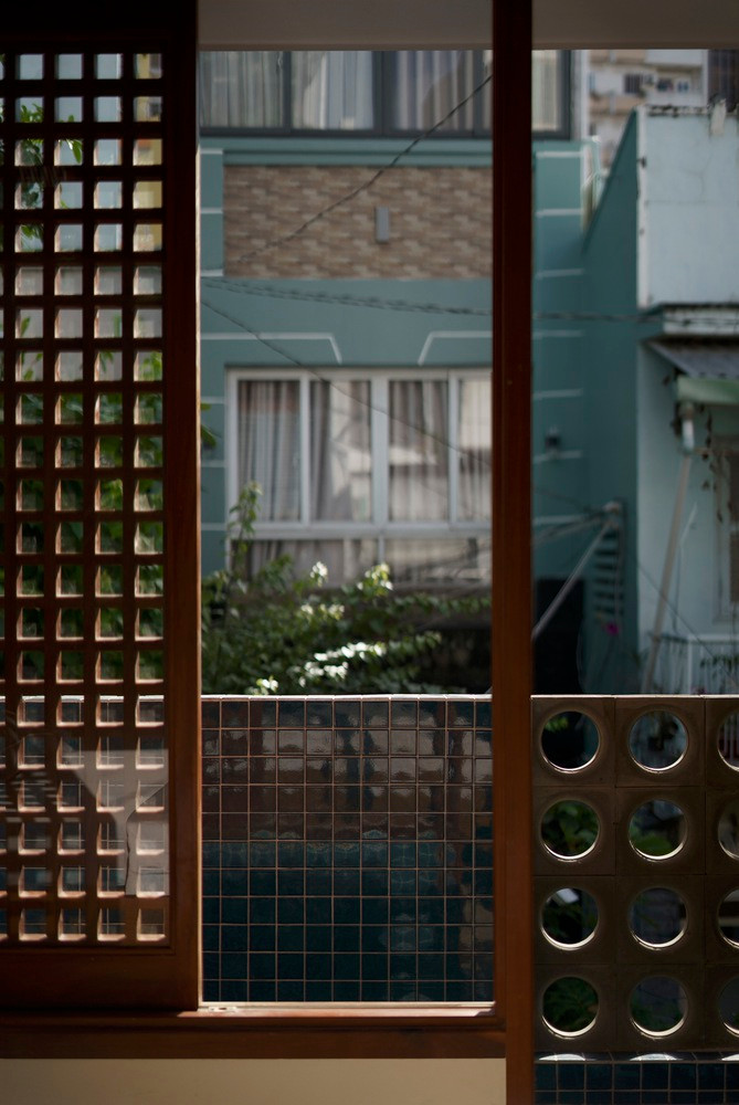 Mật độ hoạt động dày đặc trong không gian nhỏ của các thành viên đã hình thành nếp sinh hoạt gắn bó, thân thiết. Đây chính là yếu tố cốt lõi và nguồn cảm hứng thiết kế cho ngôi nhà mới.