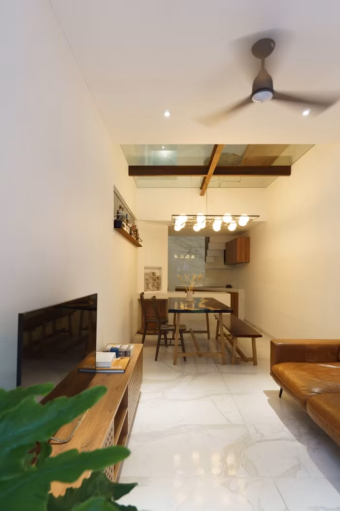 Không gian phòng khách - bếp - ăn liền mạch giúp tối ưu diện tích đồng thời tăng tình cảm gắn kết gia đình.